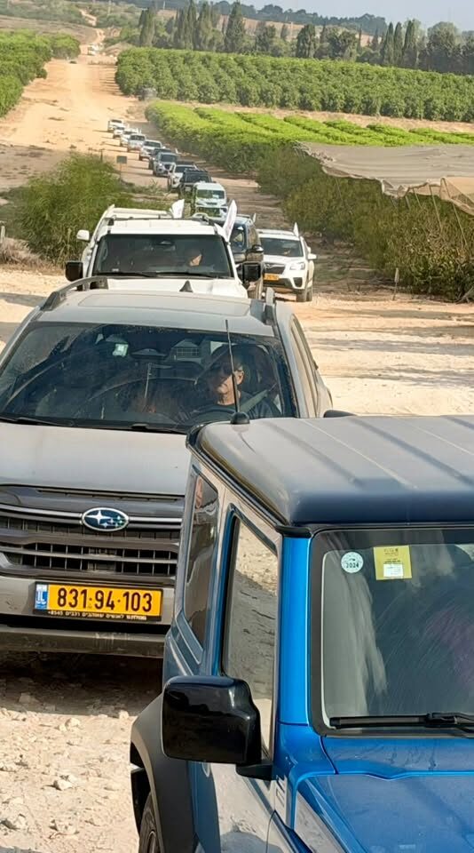 🚙 אתם רואים שיירת ג׳יפים. אני רואה שיירה של אנשים עם לב ענק. תסתכלו על…