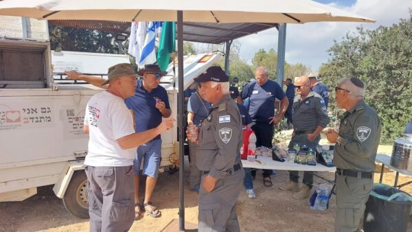 גיבורים קטנים ומשמר הגבול: עוד יום שישי נפלא עם מתנדבי הג׳יפים תסתכלו על האנשים בתמונה.…