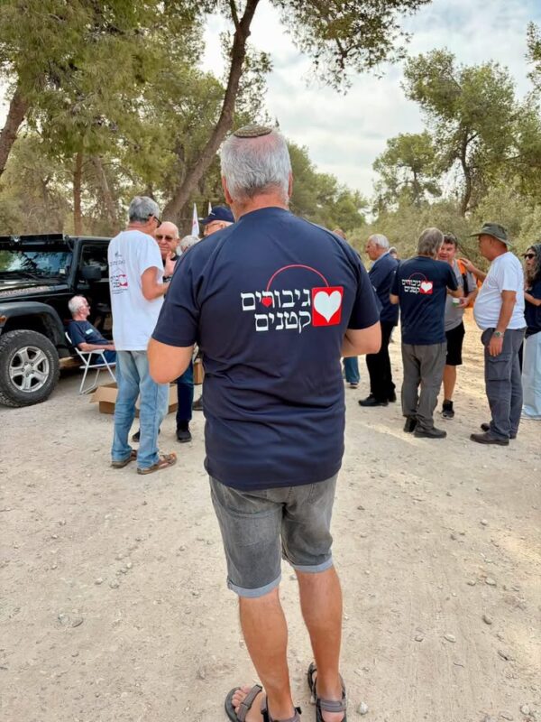 שישי בשטח עם גיבורים קטנים, האנשים שמאחורי טיולי הגיפים אני מסתכל על התמונה הזאת ורואה…
