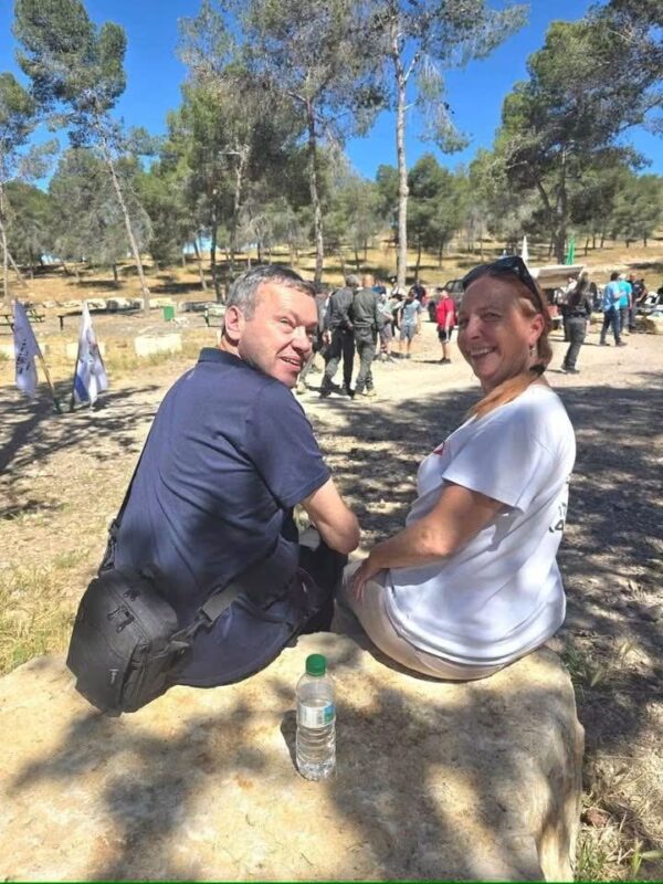 הם יושבים על סלע. על אנשים כמוהם עומד מפעל חיים. פינת התמונה של גיבורים קטנים.…