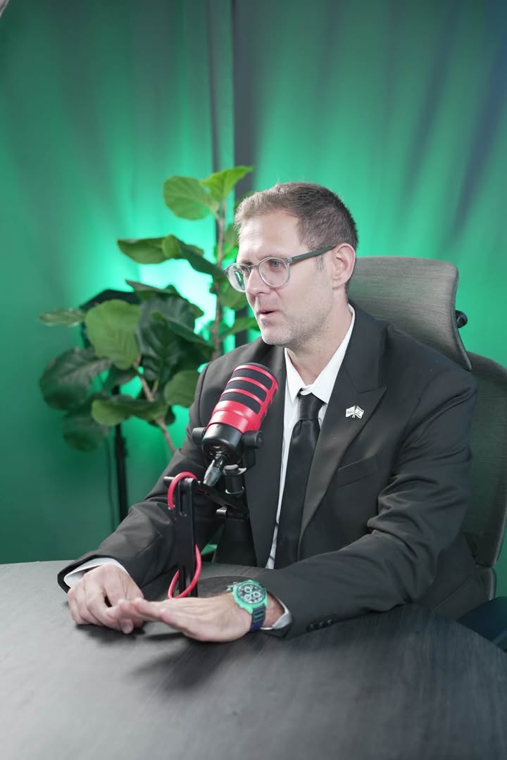 אבא, תשחרר? אדם וינצר ויריב וינצר אבא, תשחרר? שואל עו״ד אדם וינצר את אביו, ד״ר…